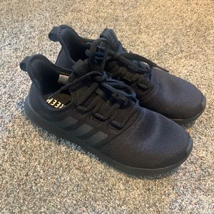 Adidas Women’s Size 7 shoe- like new!